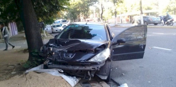 Un borracho chocó un auto estacionado y un árbol en Berisso: de milagro no hubo heridos graves