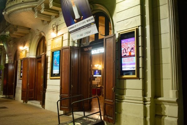 El Coliseo Podestá estrenó pantallas LED y tendrá su cartelera actualizada las 24 horas