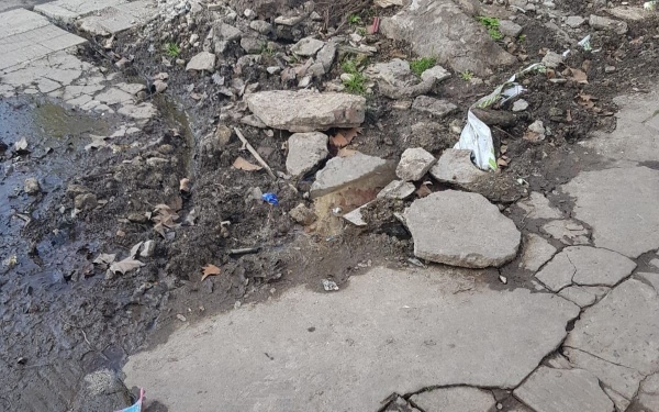Aumentan los reclamos por el mal estado de las veredas, ahora en 13 entre 68 y 69