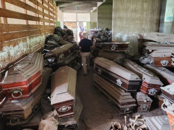 Encontraron en el cementerio de La Plata más de 500 ataúdes abandonados y bolsas con restos humanos