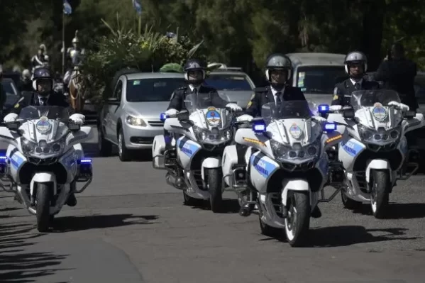 Una multitud despidi&oacute; a Carlitos Bal&aacute; en el cementerio de Chacarita