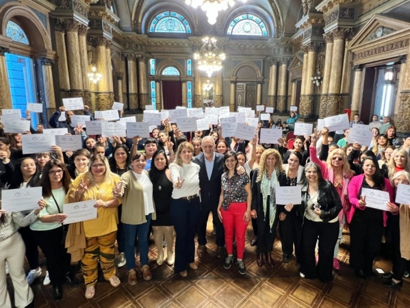 Elegidas por su vocación, Alak reconoció a 130 mujeres que trabajan en espacios comunitarios: reivindicó la "justicia social"