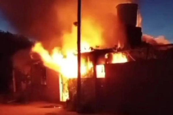 Una pareja de jubilados y dos menores se salvaron de milagro tras un incendio que consumió una casa en Berisso