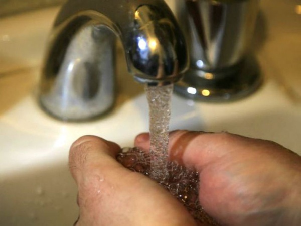 Vecinos de Los Hornos advierten que el agua sale con pedazos de pastillas de cloro