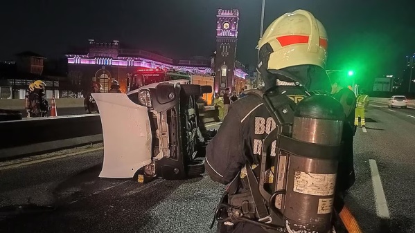 Choque y vuelco en la autopista desde La Plata a CABA: demoras y un conductor alcoholizado