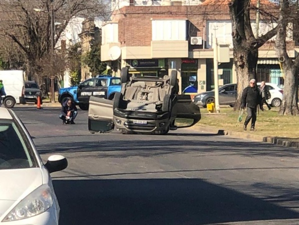 Perdió el control de su camioneta en 24 y 66, se produjo un terrible vuelco y terminó "en estado de shock"