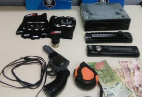 Con guantes y armas, robaban est&eacute;reos en La Plata