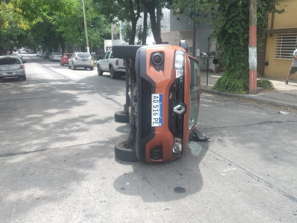 Un terrible choque terminó con una camioneta volcada en La Plata