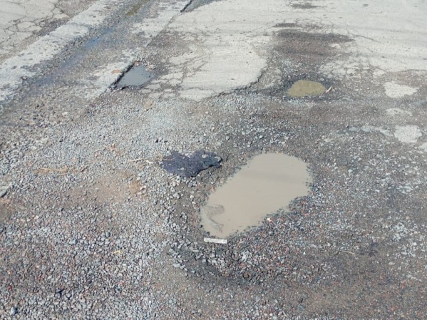 El mal estado de la calle genera preocupación en los vecinos de San Carlos por un pozo dentro de un badén