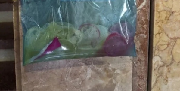 Un vecino tomó los preservativos que tiraban otros inquilinos en el patio e hizo un comunicado que se hizo viral