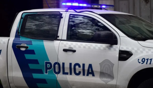 Detuvieron a un hombre por abuso de armas y tenencia de drogas tras un allanamiento en La Plata