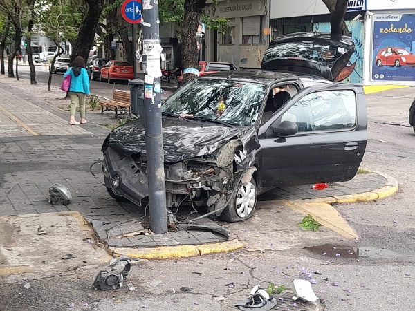 Un hombre perdió el control de su auto y terminó chocando con una columna en Plaza Rocha: el conductor resultó herido