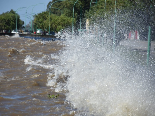 Una intensa crecida del Río de La Plata ya provocó desbordes en Punta Lara y los vecinos están en alerta