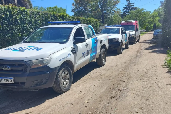 Hallaron a un hombre muerto en un terreno baldío de Villa Elisa: investigan si se electrocutó mientras cortaba cables