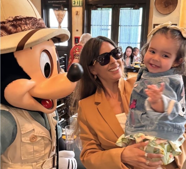 El tierno &aacute;lbum de fotos de Sarah Burlando en Disney con Barby Franco y Fernando Burlando