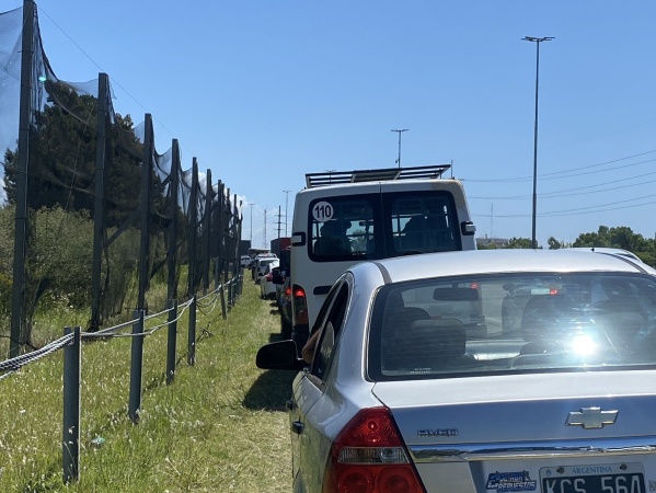 La Autopista La Plata - Buenos Aires fue cortada por un piquete y el tránsito se volvió un caos