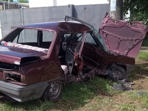 Violenta navidad en La Plata: un patrullero persiguió a varios delincuentes que se habían robado un auto y terminó chocando