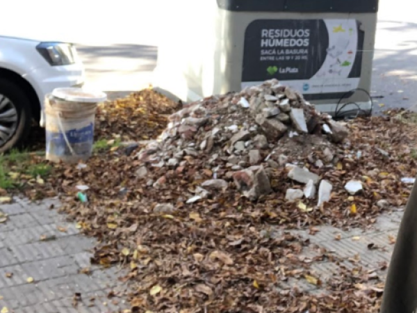A metros de Plaza Yrigoyen reclaman por mayor limpieza en las veredas