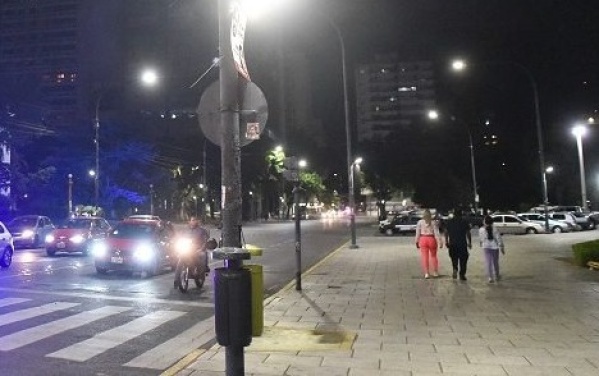 Un taxista subió a dos pasajeras en La Plata, una de ellas le pidió que bajara el volumen de la música y le dio un "palazo"