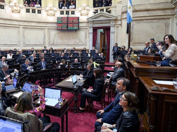 Senadores aprobaron un aumento de sueldos a mano alzada y pasarían a cobrar 4 millones de pesos por mes