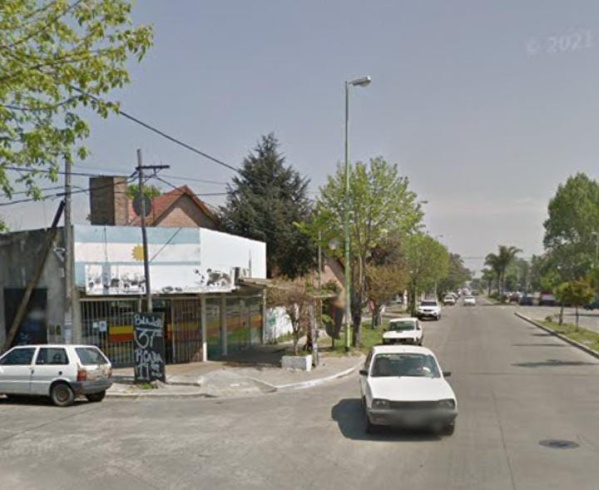 Un menor de 15 a&ntilde;os asalt&oacute; un supermercado en La Plata con un arma de fuego encima