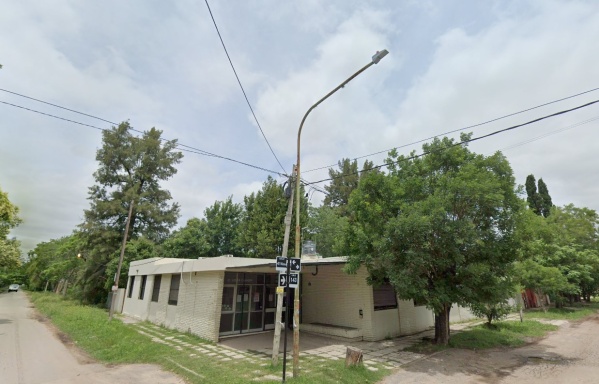 Demoraron en atenderlo luego de chocar con su moto y destroz&oacute; una salita m&eacute;dica en Arturo Segu&iacute;