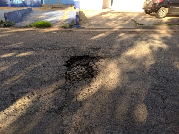 Vecinos de Los Hornos reclaman por un gran pozo en 153 y 63