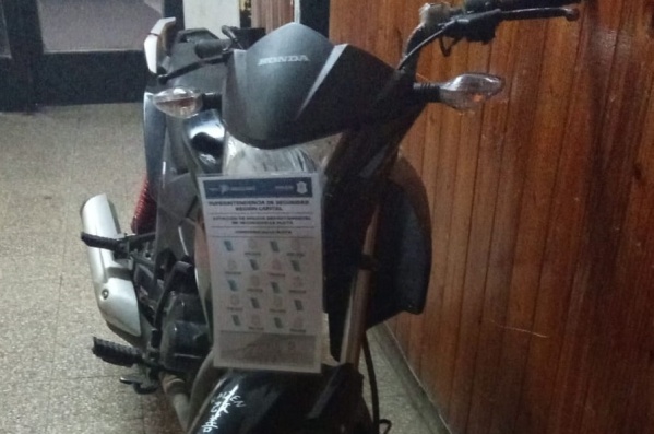 Tras una intensa persecución, detuvieron a dos hombres que circulaban en una moto robada en Los Hornos