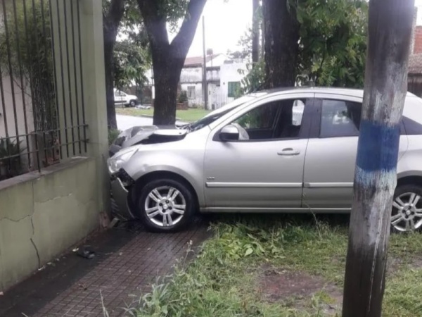 Persecución y choque en La Plata: se resistió a un robo, le dispararon en la espalda y terminó impactando contra una casa