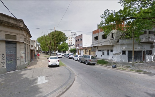 Te buscan: un auto choc&oacute; a otro, quiso huir y ahora el h&eacute;roe busca a la v&iacute;ctima del espejo roto