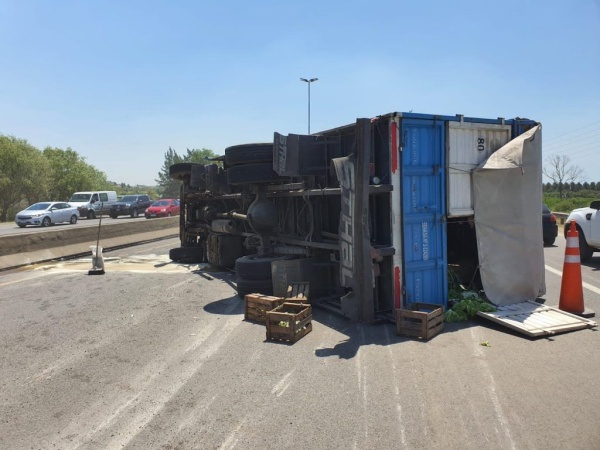 Un camión volcó en la Autopista Buenos Aires - La Plata y generó más de 4 km de demora en el tránsito