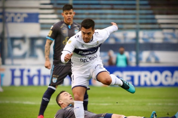 En el último minuto, el Lobo ganó 1 a 0 con Atlético Tucumán en el Bosque
