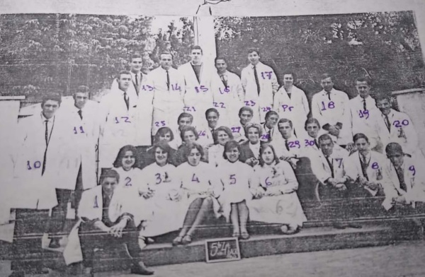 &ldquo;Solicitamos ayuda&rdquo;: Encontraron una vieja foto en el Normal 3 de La Plata y ahora intentan localizar a sus compa&ntilde;eros