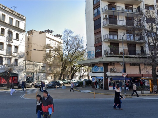 Motochorros asaltan a un kiosco en pleno centro de La Plata y al salir le dan un golpe en la cabeza al dueño