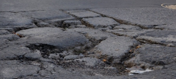 En 80 y 137 los vecinos mencionan que arreglaron los baches de la calle de forma "selectiva"
