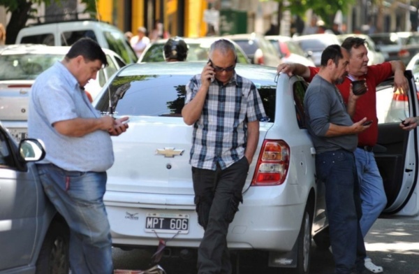 Vehículos con portones laterales y de hasta 10 años de antigüedad podrán ser taxis y remises en La Plata