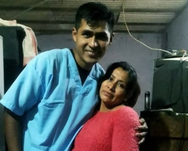 Su mujer falleció y hace changas en La Plata para poder comer con sus hijos y cumplir su sueño de ser enfermero y obstetra