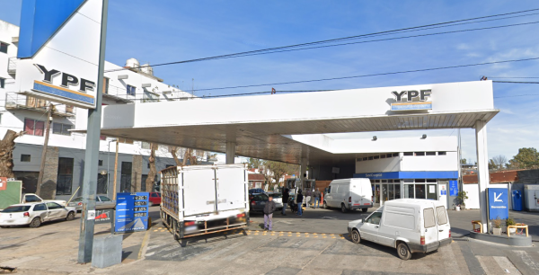 Un camión derramó 5000 litros de combustible en una estación de servicio en Berisso