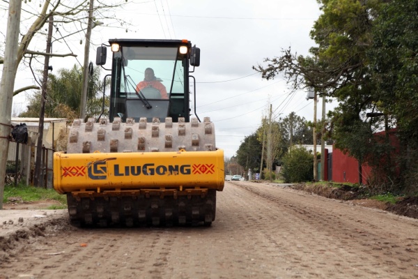 La Municipalidad de La Plata avanza con nuevas obras de asfalto, mejoras hidráulicas y tareas de limpieza en City Bell
