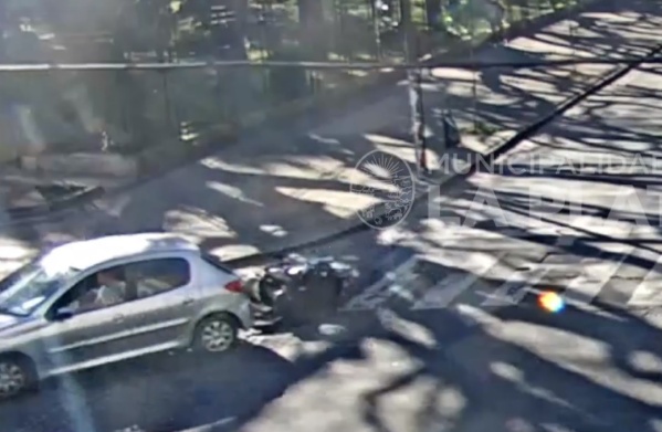 Chocó a una moto con dos mujeres a bordo y huyó: Pusieron las imágenes a disposición de la Fiscalía