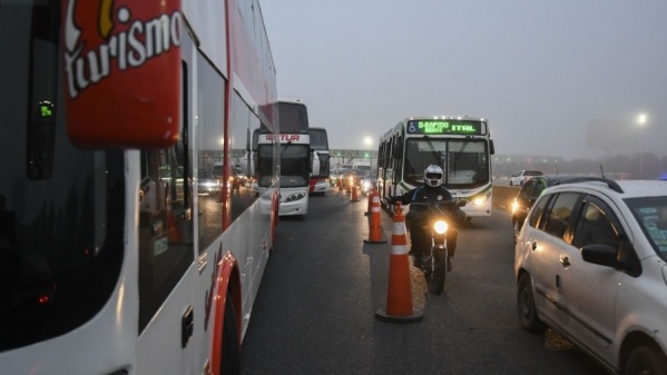 Tras 10 horas se levantó el paro de choferes de larga distancia en la Autopista Buenos Aires - La Plata