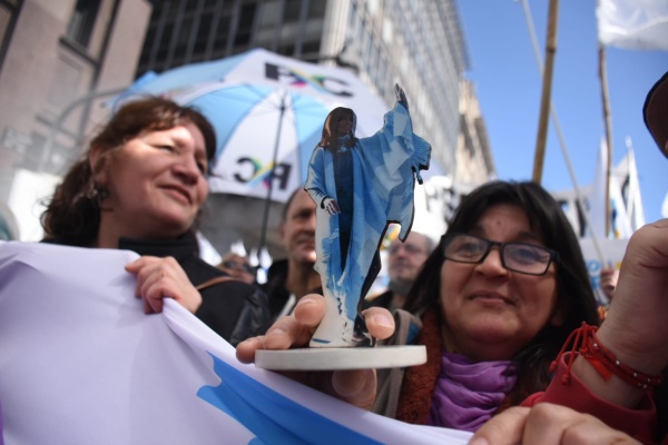 Masiva movilizaci&oacute;n hacia Plaza de Mayo en apoyo a Cristina tras el intento de magnicidio