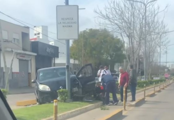 Un auto despistó en La Plata se subió a la rambla e impactó contra un poste de luz