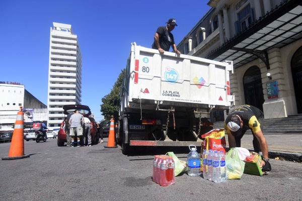Agua, alimentos e insumos médicos: el Municipio envió a Corrientes el primer camión con donaciones