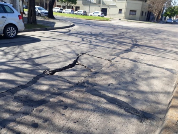 Vecinos temen por el pavimento roto en Plaza Sarmiento