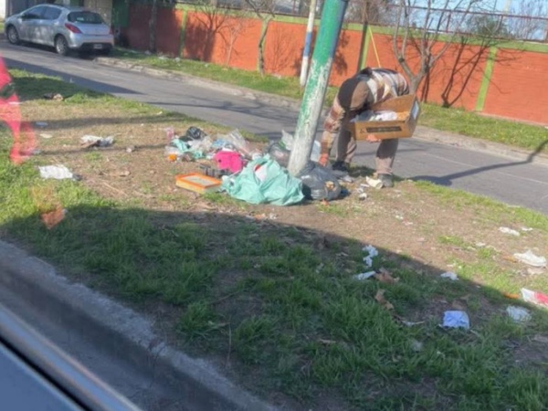 Denuncian basural a cielo abierto en avenida 143 que va de 44 a 520