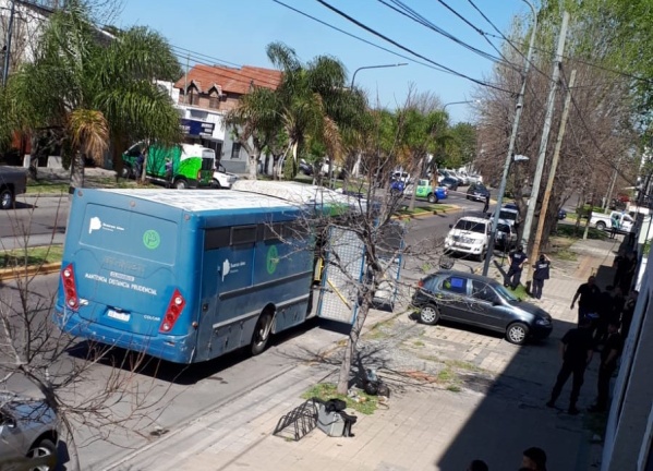 Un peligroso delincuente fue liberado por amigos y familiares cuando era trasladado en Tolosa: hubo al menos 8 disparos