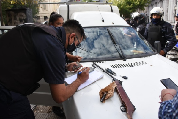 Pleno centro: Una platense le avis&oacute; a un hombre que se le iba a caer el nene de la camioneta y le apunt&oacute; con un rifle