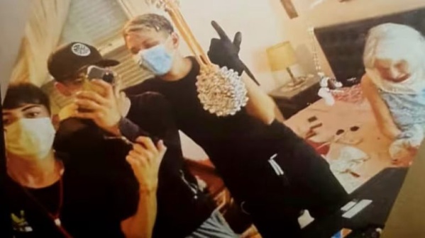 Delincuentes asaltaron a una jubilada y mientras le robaban se sacaron una foto