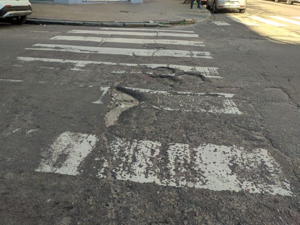 Reclamos por una senda peatonal en mal estado en 10 y 56